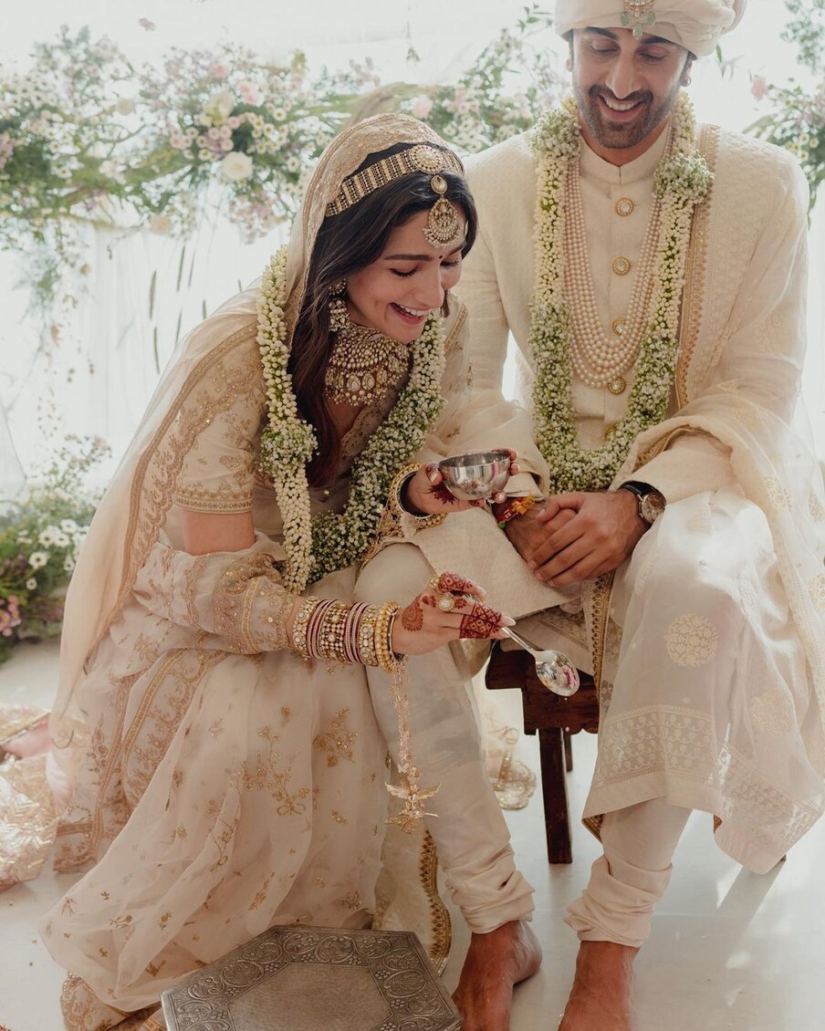  शादी के दौरान दोनों आलिया और रणबीर हस्ते हुए नजर आए. ये तस्वीर इशारा कर रही है कि शादी के दौरान होने वाली मजाक इस शादी में भी खूब चली होगी. फोटो साभार-@sonirazdan/Instagram