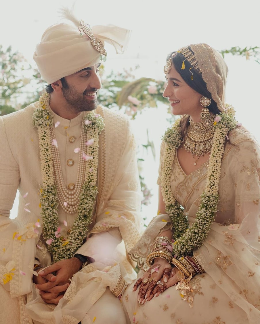  आलिया की बहन ने भी इस शादी की अनसीन तस्वीरों को साझा किया है. इन तस्वीरों में फैंस दोनों के प्यार को करीब से देख पा रहे हैं. फोटो साभार-@shaheenb/Instagram