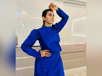  सोशल मीडिया पर सामने आई फोटोज (Akshara Singh New photos) में देखा जा सकता है कि एक्ट्रेस ब्लू कलर की वन पीस ड्रेस में नजर आ रही हैं. इसमें उनका एकदम सिंपल और ग्लैमरस अंदाज देखने के लिए मिल रहा है. इसे काफी पसंद किया जा रहा है. फैंस तो उनकी खूबसूरती के कायल हो गए हैं. (Images credit- Akshara Singh instagram)