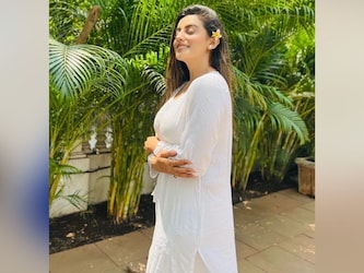  अक्षरा सिंह ने फोटोज को शेयर (Akshara Singh latest Photos) करने के साथ ही प्यारा सा कैप्शन लिखा, 'मुझे एक हैंड बैग और गले लगाने की जरूरत है'. एक्ट्रेस की तस्वीरों को 16 हजार से भी ज्यादा लाइक्स मिल चुके हैं और लोग कमेंट्स बॉक्स में उनकी खूबसूरती की तारीफ करते नहीं थक रहे हैं. (Images credit- Akshara Singh instagram)