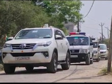 बाराबंकी : गड्ढों में तब्दील सड़क पर हिचकोले खाते निकला केशव मौर्य का काफिला
