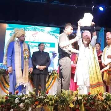 राज्यपाल रमेश बैस के सामने विरोध जताती गोल्ड मेडलिस्ट छात्रा सोनी सेनगुप्ता