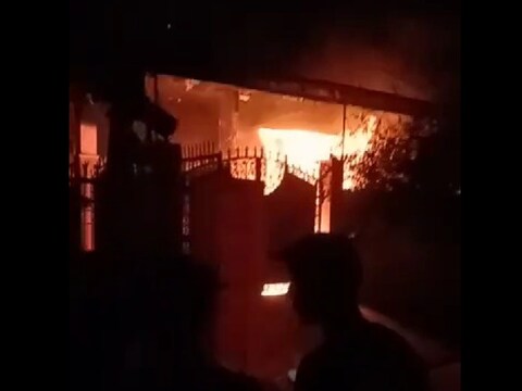यह घटना मेरठ के थाना गंगा नगर क्षेत्र के एल ब्लॉक इलाके की है. जहां एक घर में खड़ी कार में अचानक आग लग गई. (फोटो- News18)