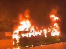 DTC लो फ्लोर बस में लगी आग, धूं-धूं कर जलकर खाक हुई, कोई हताहत नहीं