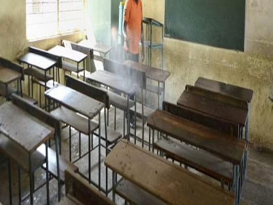 दिल्ली-एनसीआर के स्कूलों में कोरोना वायरस के केस बढ़ रहे हैं. 