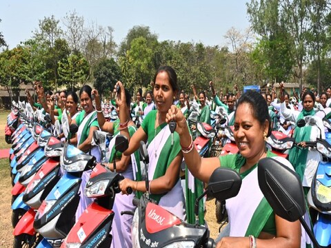 Jharkhand News: झारखंड की एएनएम को ई स्कूटी मिलने से अब उन्हें दुर्गम स्थानों तक स्वास्थ्य सेवाएं पहुंचाने में सहायता मिल रही है.