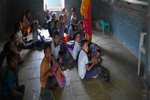 Gujrat: स्कूलों में छात्रों के लिए डेस्क नहीं, शौचालय खराब स्थिति में:सिसोदिया