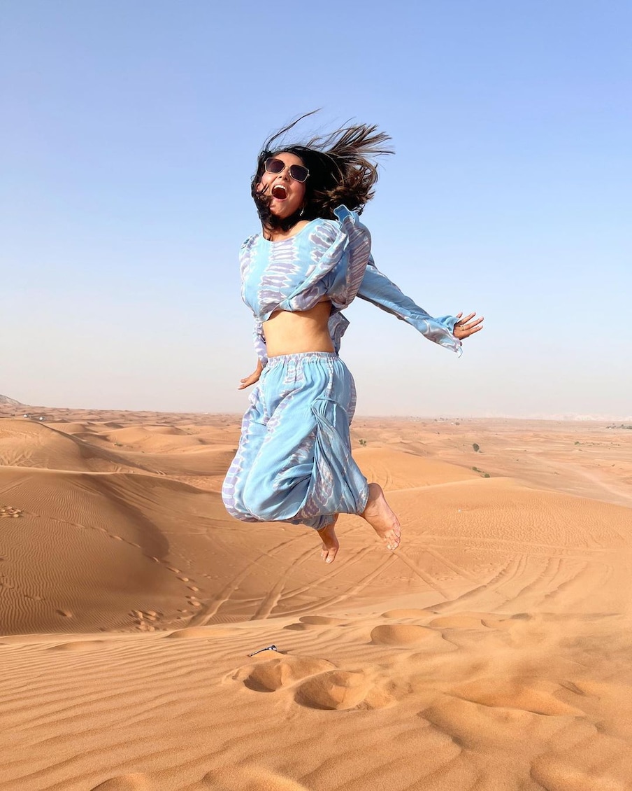  हिना खान काफी खुश नजर आ रही हैं. वह रेगिस्तान में चिल करते हुए दिखाई दीं. इस तस्वीर में उन्हें खुशी से कूदते हुए देखा जा सकता है. (फोटो साभारः Instagram @realhinakhan)