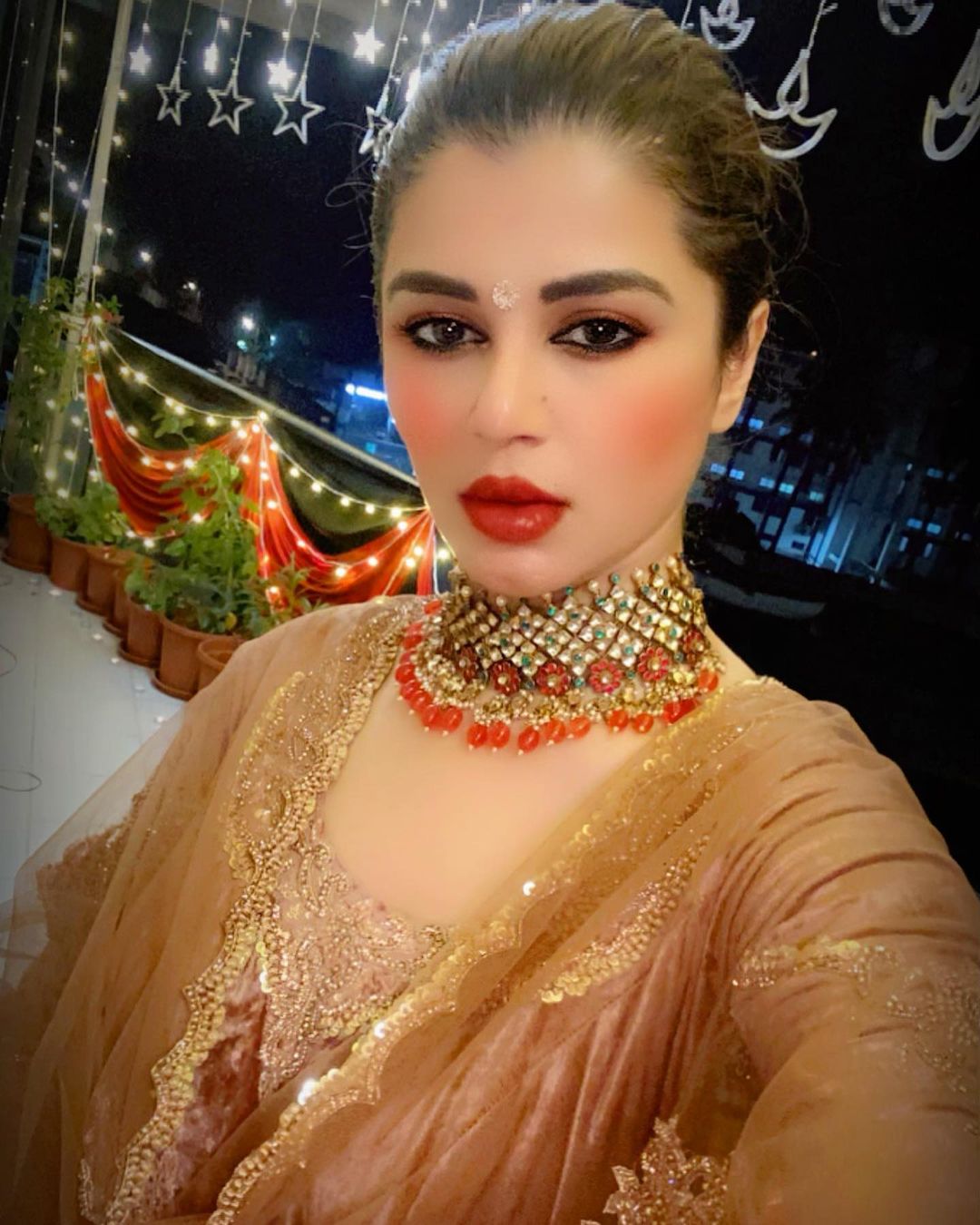 कायनात अरोड़ा की शक्ल दिव्या भारती से इतनी मिलती है कि लोग अचरज में पड़ जाते हैं. (Instagram/ikainaatarora)