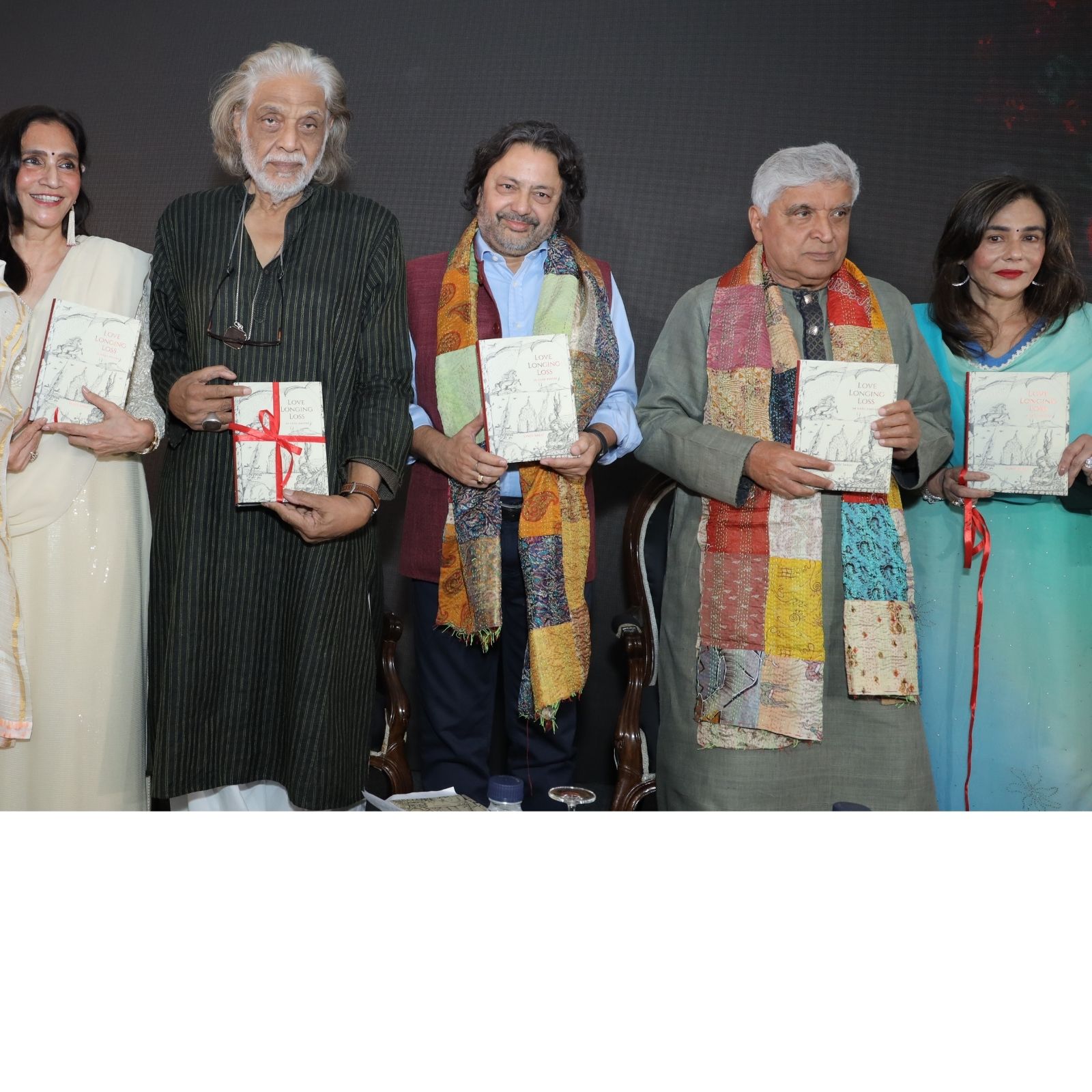 संजीव सराफ की पुस्तक उर्दू के महान शायरों की चुनिंदा रचनाओं का एक शानदार संग्रह है. 
