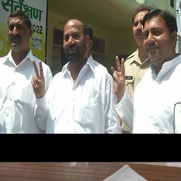 गाजियाबाद एमएलसी चुनाव में वोट डालने पहुंचे मेरठ से सपा विधायक रफीक अंसारी ने नतीजों को लेकर बीजेपी के पक्ष में इशारा कर दिया.
