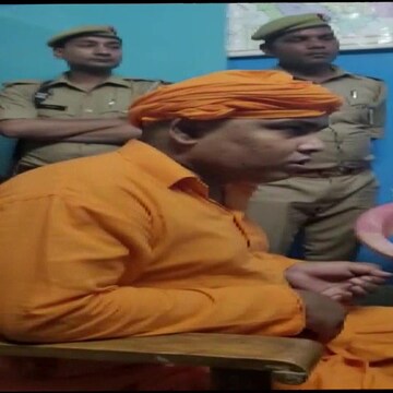 लखनऊ से सटे सीतापुर में पुलिस ने महंत बजरंग मुनि दास को गिरफ्तार किया था. (ANI)