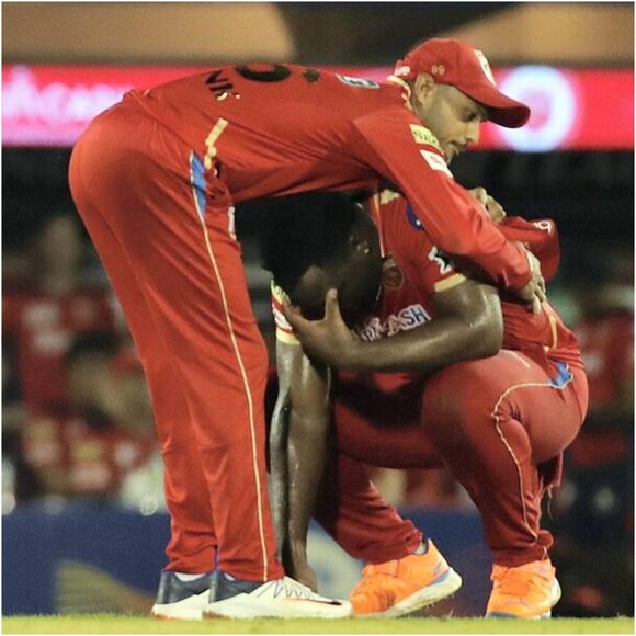 हार के बाद स्मिथ को ढाढ़स बंधाते कप्तान मयंक अग्रवाल. (PTI)