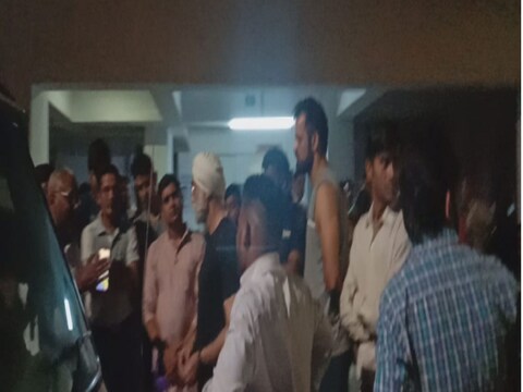 सौरभ के अनुसार भीड़ किसी भी बात को सुनने के लिए तैयार नहीं हुई और उन पर हमला बोल दिया. सौरभ को इस दौरान भागना पड़ा और अपनी जान बचानी के लिए संघर्ष करना पड़ा.

