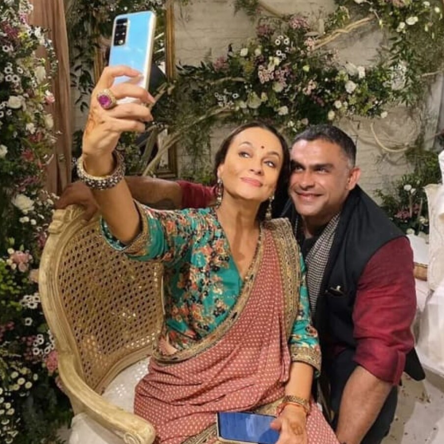  राहुल भट्ट और पूजा भट्ट के साथ उनकी सौतेली मां सोनी राजदान के रिश्ते कैसे हैं. राहुल ने अपनी सौतेली मां के साथ जो तस्वीर शेयर की हैं, वो दोनों के बॉन्ड को बता रही है. फोटो साभार-@rahulbhattuncensored/Instagram Story