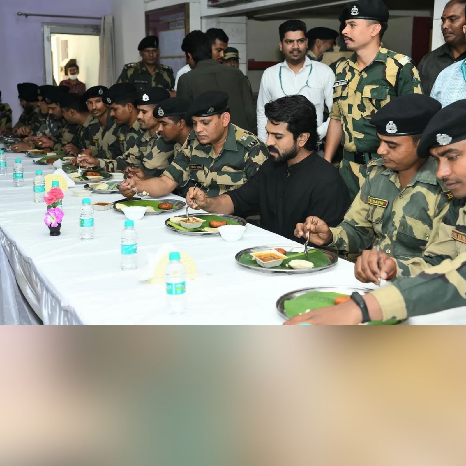  तस्वीरों में देखने के लिए मिल रहा है कि राम चरण ने BSF जवानों के साथ बैठकर इडली और सांभर का भी लुत्फ उठाया है. मीडिया रिपोर्ट्स में भी कहा जा रहा है कि बीएसएफ के जवानों के लिए एक्टर के पर्सनल शेफ (Ram charan Personal Chef) ने खाना तैयार किया है.  (Images Credit- @Ram charan instagram)