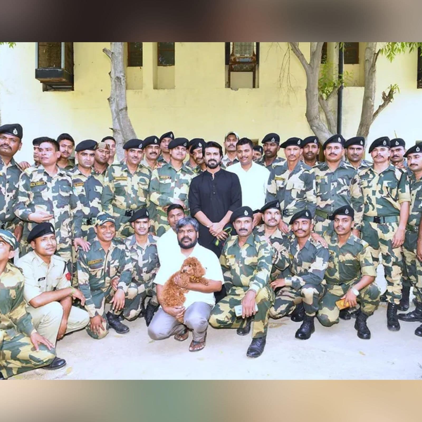  इस दौरान सबसे बड़ी दिलचस्प बात ये रही है कि राम चरण बीएसएफ जवानों के बीच भी नंगे पैर पहुंचे हैं. उन्होंने ब्लैक कलर का काला कुर्ता पायजामा पहन रखा था. नंगे पैर रहने की वजह उनकी अयप्पा दीक्षा है, जो कि 41-48 दिनों तक चलेगी. इसमें इतने ही दिनों का व्रत भी रखना होता है.  (Images Credit- @Ram charan instagram)