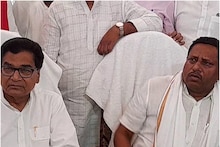 BJP MP रामशंकर कठेरिया ने सपा नेता रामगोपाल यादव को दी अपनी कुर्सी, फिर कही ये बड़ी बात