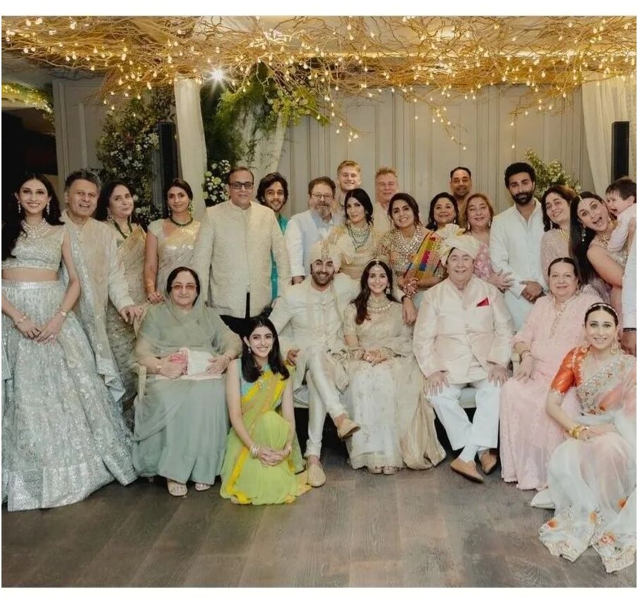  शादी के बाद न्यूली मैरिड कपल रणबीर-आलिया ने 16 अप्रैल को एक ग्रैंड रिसेप्शन पार्टी का आयोजन किया था, इस शानदार पार्टी में इनके परिवार के सदस्यों के अलावा फिल्म इंडस्ट्री के कई बड़े सितारे शामिल हुए.(Photo Credit- @ranbir__kapoor13instagram)