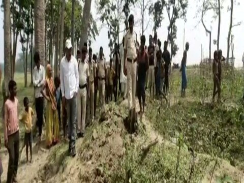 Bihar News: बघला नदी किनारे स्थित कब्रिस्तान में सुबह एक बुजुर्ग ने देखा कि यहां के तीन कब्रों को खोदा गया है. उन्होंने नजदीक जाकर देखा तो पाया कि इसमें दफन लाश गायब है. उनका कहना है यहां से तीन शव गायब है. गांववालों को यह पता चला तो उन्होंने त्रिवेणीगंज थाना और एसडीओ को इसकी सूचना दी