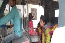 गर्भवती महिला को रिक्शे पर तड़पता छोड़ चाय पी रही थी नर्सें, चार सस्पेंड