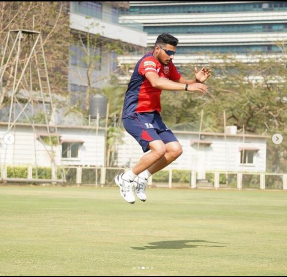  वैभव अरोड़ा और पंजाब किंग्स के बाएं हाथ के तेज गेंदबाज अर्शदीप सिंह (Arshdeep Singh) जूनियर स्तर एक साथ क्रिकेट खेलते रहे हैं. दोनों की बॉन्डिंग शानदार है.अर्शदीप और वैभव एक दूसरे गेम से अच्छी तरह वाकिफ हैं. (PIC-Instagram)