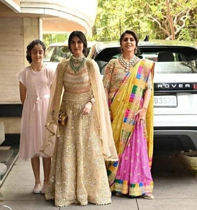  नीतू कपूर अपनी बेटी र‍िद्ध‍िमा कपूर सहानी और नात‍िन समायरा के साथ बेटे की शादी के ल‍िए रवाना हो चुकी हैं. नीतू गुलाबी और पीली साड़ी में खूब जच रही हैं. (Image- Viral Bhayani)