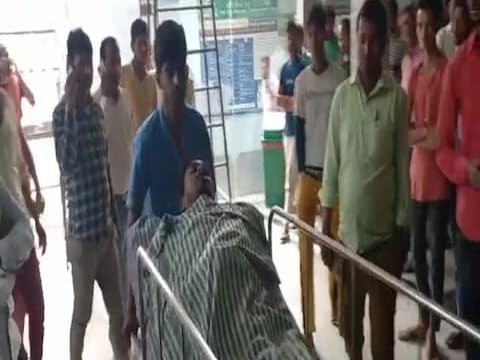 बिहार के मोतिहारी में अपराधियों की गोली से जख्मी शिक्षक 