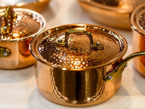 पीतल और लोहे के बर्तनों में खाना पकाना और पीने के पानी के लिए तांबे का उपयोग सदियों से भारतीय संस्कृति का हिस्सा रहा है, (फोटो-canva.com)