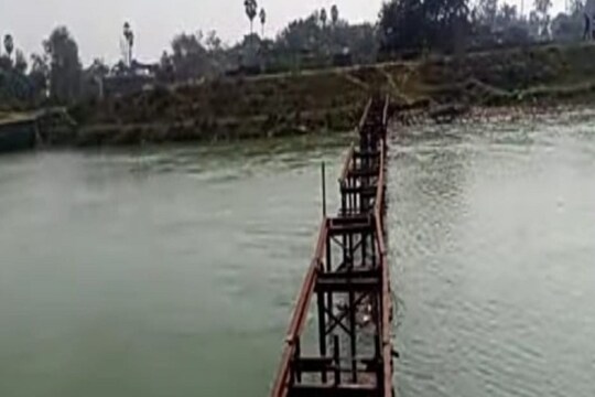 OMG! बिहार में चोरों ने चुरा लिया 60 फीट लंबा लोहे का पुल, गैस कटर से काटा  और गाड़ी पर लादकर चलते बने - omg news thieves steal 60 feet long and