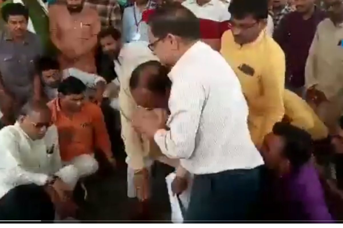 Video: बीजेपी नेता ने पड़े सिविल सर्जन के पैर, बोले- डॉक्टर तो भगवान, लेकिन...