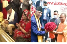 वाराणसी पहुंचे नेपाल के PM शेर बहादुर देउबा, CM योगी की मौजूदगी में लगे हर-हर महादेव के नारे