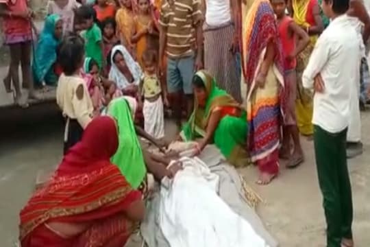 In Chhapra, the gangsters did not allow the dead body of a Dalit to come out for hours.  (News 18 Hindi)