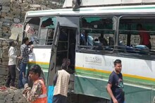 हिमाचल: पंडोह डैम के पास पहाड़ से टकराई HRTC की बस, ड्राइवर की मौत, 34 लोग घायल