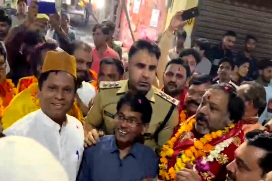 रामपुर में बालाजी शोभायात्रा के दौरान हिन्दू-मुस्लिमों के बीच भाईचारे और एकता की मिसाल देखने को मिली. (फोटो- News18)