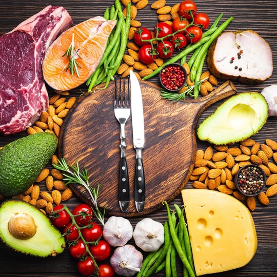 कीटो डाइट को कीटोजेनिक डाइट, लो-कार्ब डाइट (low-carb diet), लो-कार्ब हाई फैट डाइट (low carb high fat diet) भी कहते हैं. (फोटो-canva)