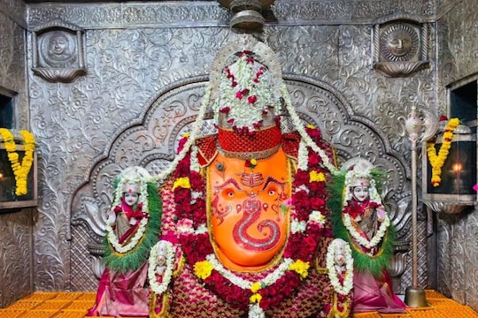 Politics over Lord Ganesha: विश्व प्रसिद्ध इंदौर के खजराना गणेश मंदिर पर राजनीति शुरू हो गई है. कांग्रेस ने गर्भगृह को खोलने और भक्तों के मु्फ्त प्रवेश की मांग की है.