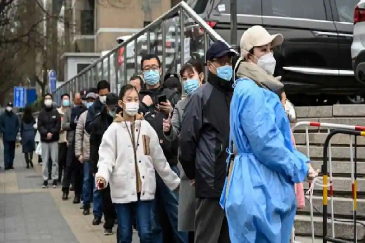  चीन में कोरोना टैली पूरे एक हफ्ते के लिए 1,000 अंक से नीचे रही. मार्च में यहां बड़े पैमाने पर कोरोना संक्रमण के मामले सामने आए थे. एक दिन में यहां 70,000 से अधिक मामलों की रिपोर्टिंग की गई थी. इसके अलावा चीन जिलिन प्रांत समेत कई और शहरों में भी कोविड-19 का तेजी से प्रसार जारी है.