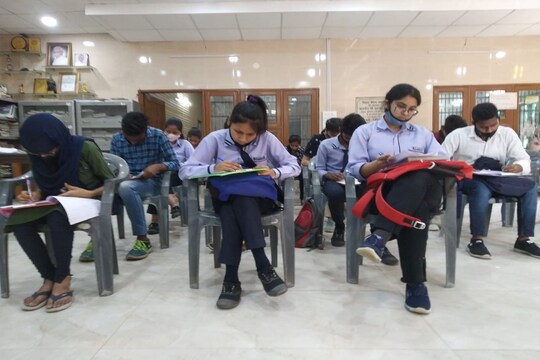 फरीदाबाद में नीट.जेईई मेंस की फ्री कोचिंग कराई जा रही है. 