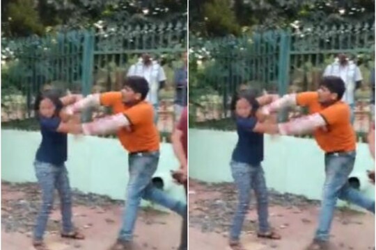 डिलीवरी बॉय ने महिला की बीच सड़क पर पिटाई कर दी. डिलीवरी बॉय ने महिला की बीच सड़क पर पिटाई कर दी.