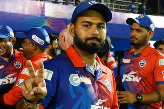IPL 2022: ऋषभ पंत डगआउट में अंपायर के फैसले पर काफी गुस्‍से में नजर आ रहे थे. (Delhi Capitals Instagram)