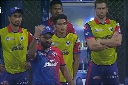 IPL 2022, No ball controversy: दिल्ली के असिस्टेंट कोच प्रवीण आमरे पहले मैदान पर नहीं जाना चाहते थे. लेकिन ऋषभ पंत के कारण उन्हें जाना पड़ा. (PC-Shubham prajapati twitter)