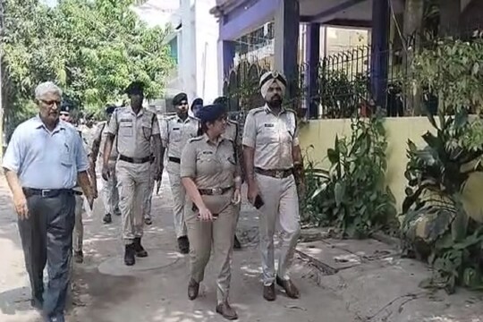 ट्रिपल मर्डर की घटना की सूचना मिलने के बाद SSP मानवजीत सिंह ढिल्लों घटनास्थल पर पहुंचे और मुआयना किया. (न्यूज 18 हिन्दी)
