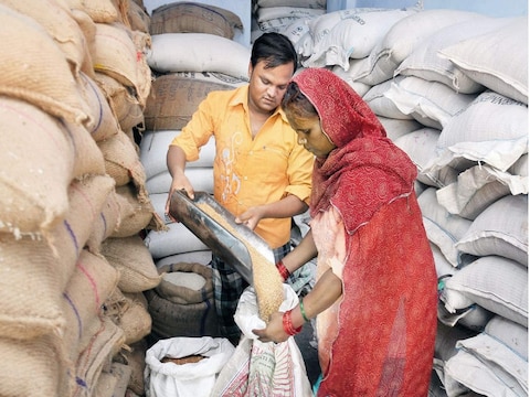 एफसीआई के गोदामों से संबंधित उचित मूल्य की दुकानों (एफपीएस) तक खाद्यान्न आपूर्ति सुनिश्चित करने के निर्देश दिए. (File Photo)