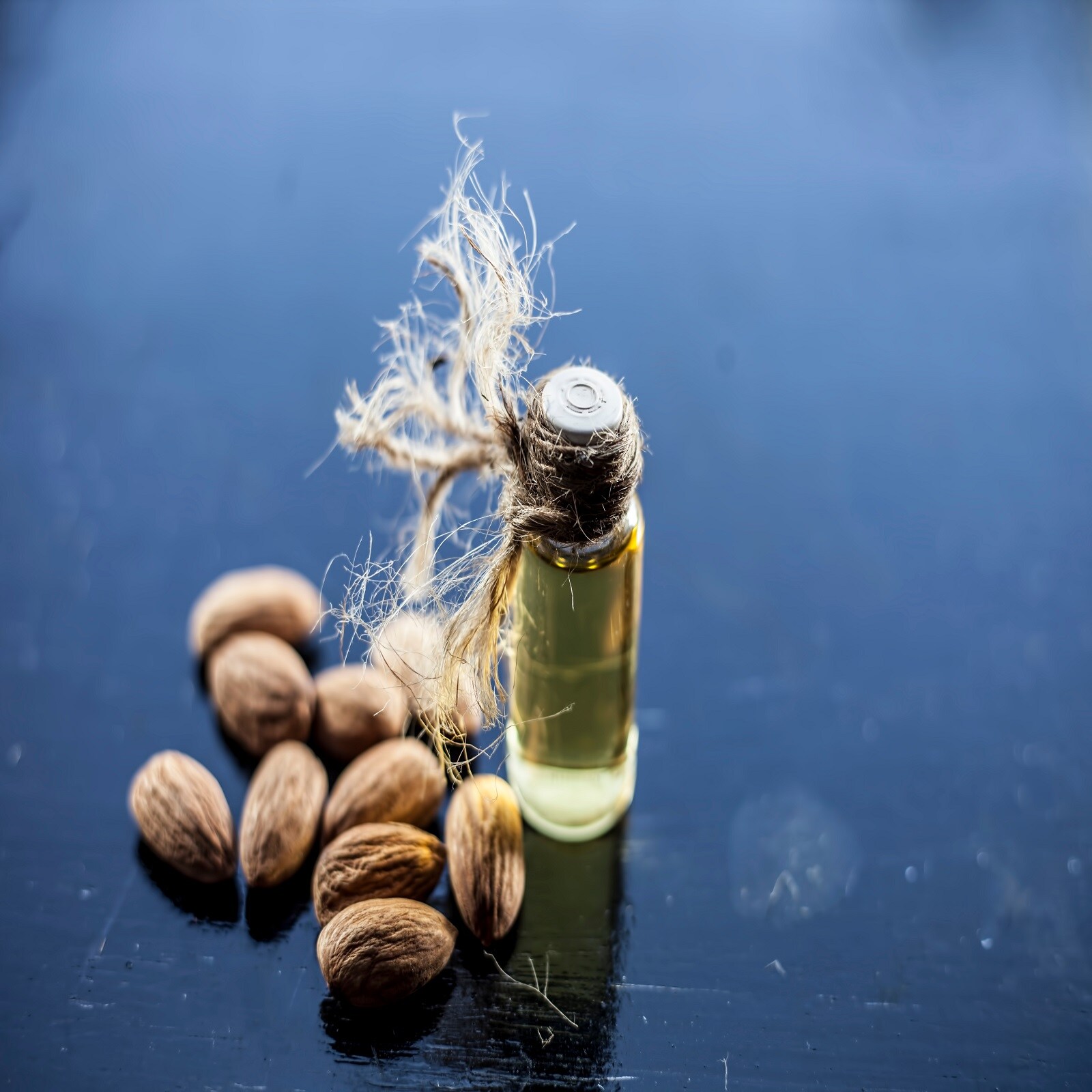 झुर्रियों से छुटकारा पाने के लिए सोने से पहले लगाएं ये तेल apply this