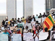 श्रीलंका: सरकार को हटाने की मांग तेज, पीएमओ के बाहर तक विरोध प्रदर्शन