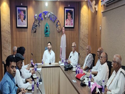 बोचहां विधानसभा उपचुनाव का परिणाम आने के बाद आरजेडी नेता तेजस्वी यादव एक्शन में आ गए हैं.