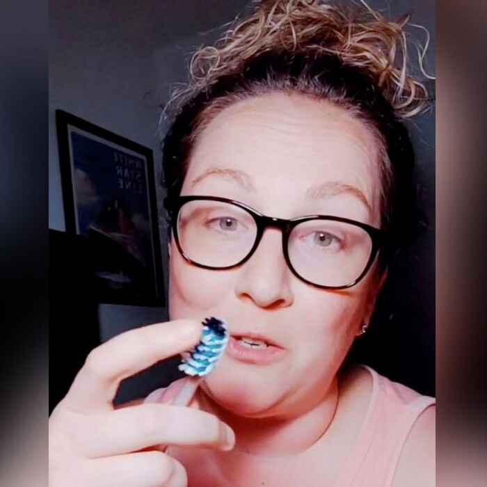 Toothbrush में क्यों होते हैं 2 रंगों के ब्रिसल्स? डिजाइन के अलावा बेहद