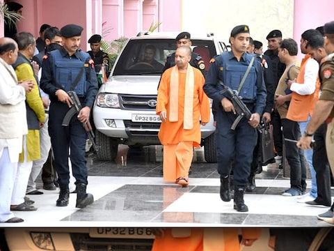 Lucknow में CM योगी आदित्यनाथ ने जब अचानक रोक दी अपनी फ्लीट, राहगीर रह गए हैरान! - cm yogi adityanath stop his fleet for ambulance in lucknow while going to up bjp