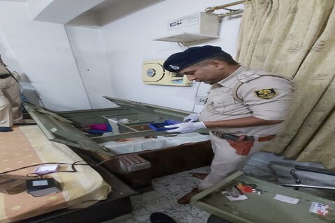 पटना में लालू के वकील के फ्लैट में हुई चोरी की घटना के बाद मामले की जांच करती पुलिस